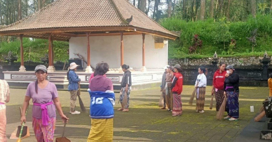 Kegiatan Bersih-bersih Lingkungan Pura Kahyangan Tiga dan Sangkep Rutin PAKIS Desa Adat Glagalinggah