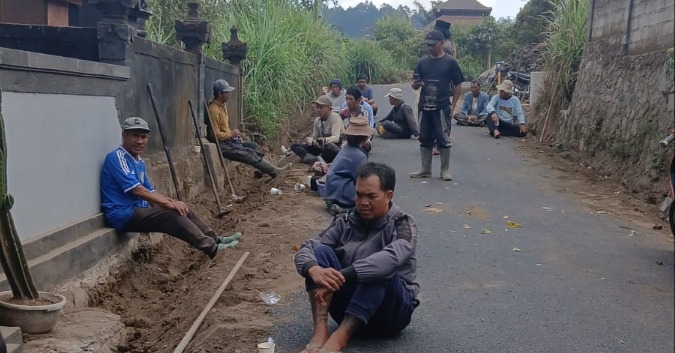 GOTONG-ROYONG PEMBUATAN SALURAN AIR DI JALAN ANCUT GLAGALINGGAH
